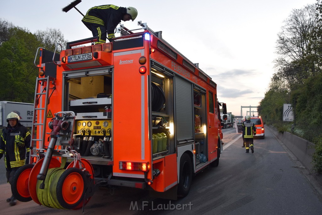 A 4 Rich Olpe vor Rodenkirchener Bruecke Heizoel LKW verliert Heizoel P22.JPG - Miklos Laubert